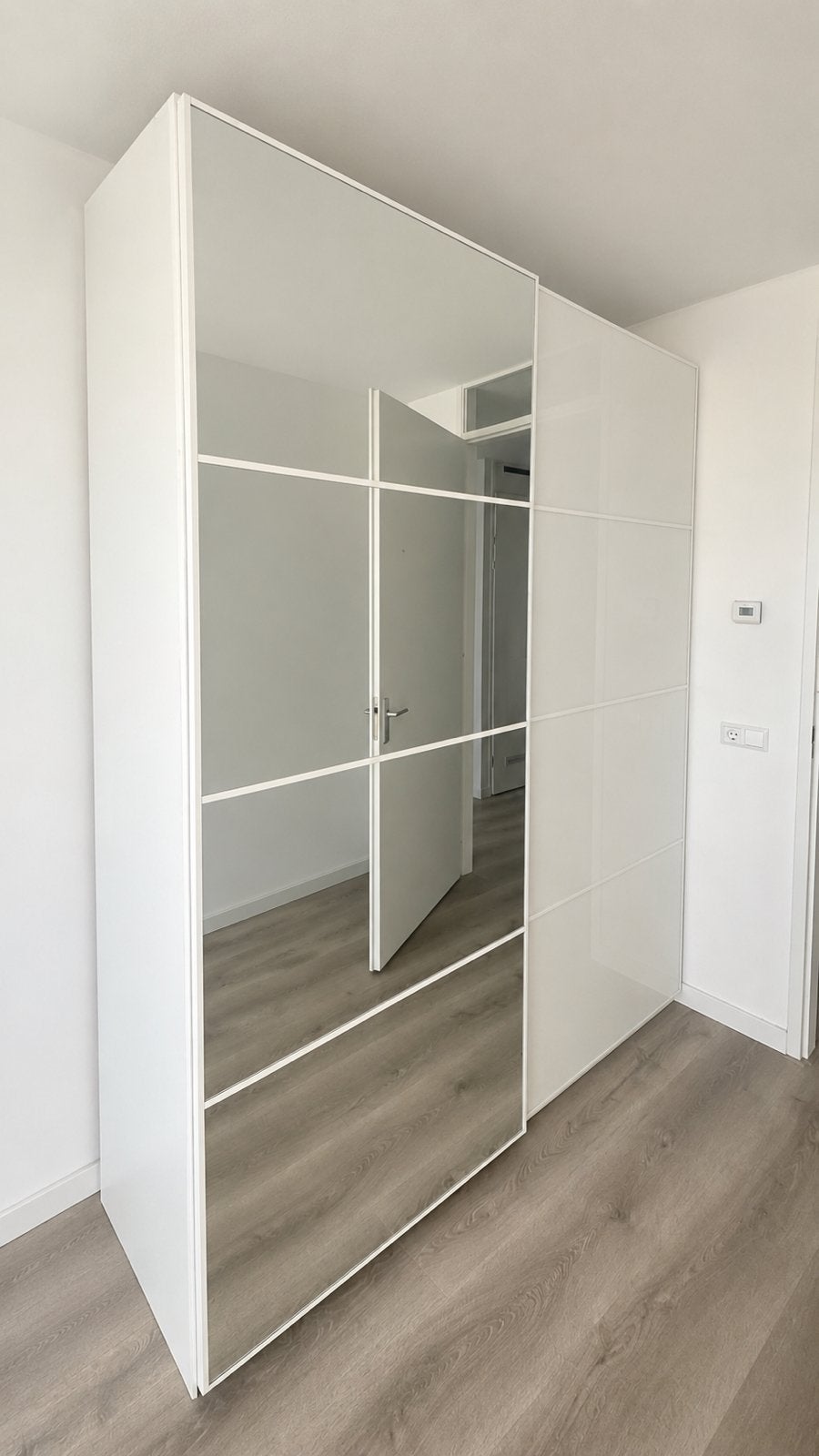 IKEA PAX kleding kast spiegelglas 1,4 jaar oud, Huis en Inrichting, Kasten | Kledingkasten, Ophalen, 200 cm of meer, Met plank(en)