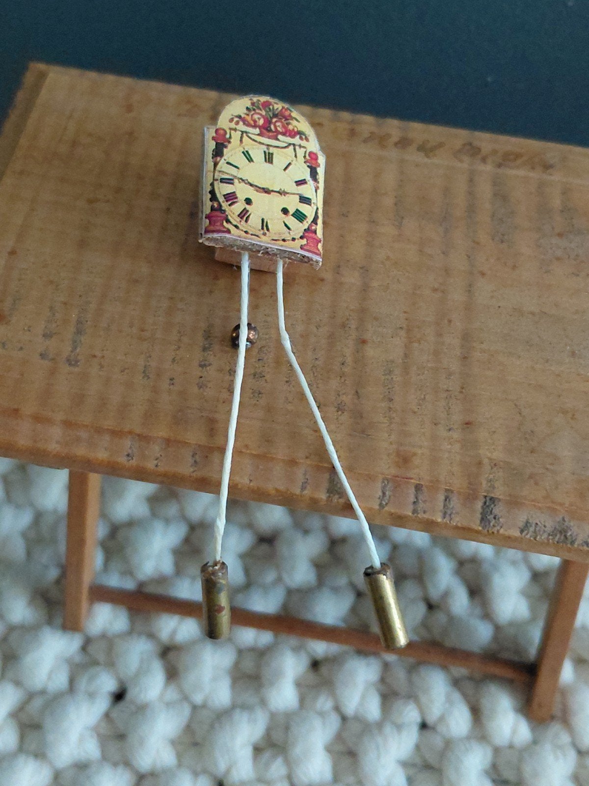zelfgemaakte hangklokje voor poppenhuis, Ophalen of Verzenden, Nieuw, Poppenhuis