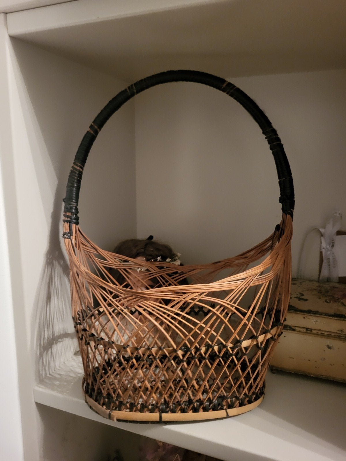 Decoratieve rieten mand met handvat, Huis en Inrichting, Woonaccessoires | Schalen en Manden, Ophalen of Verzenden