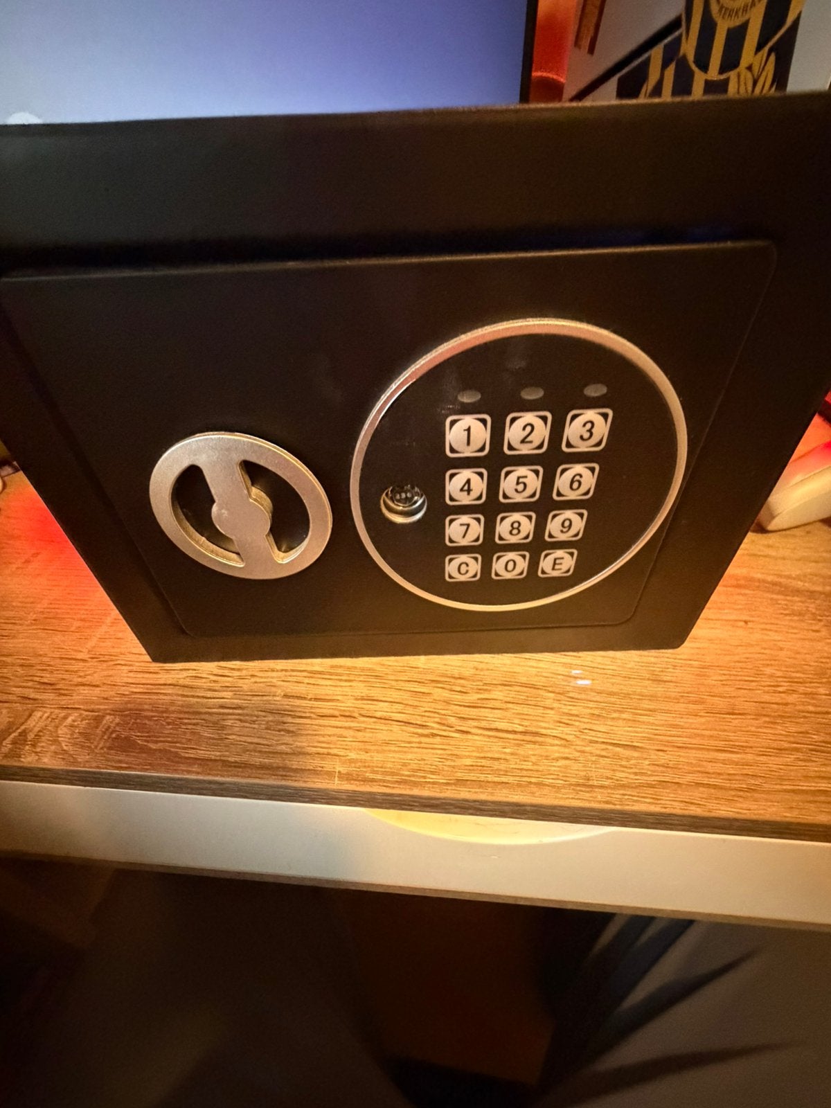 Kluis met sleutel en code, Ophalen, Zo goed als nieuw
