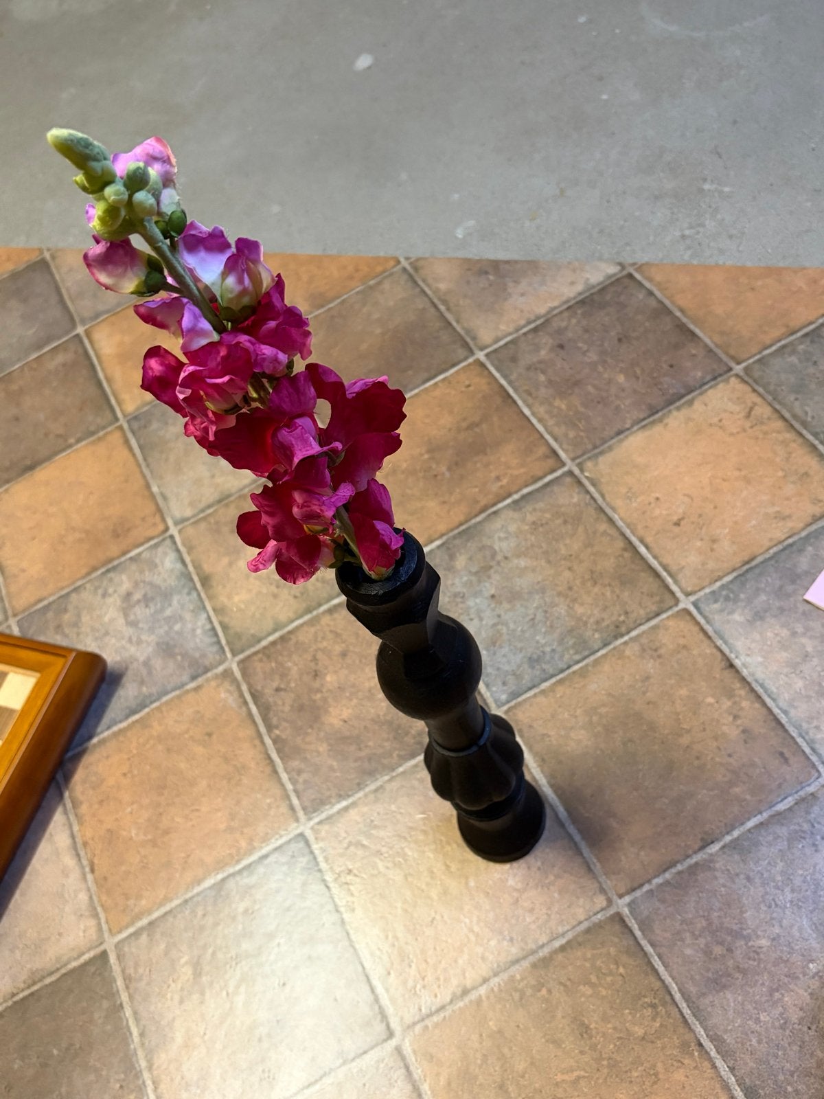 Zwart vaasje met kunstbloem - decoratief en onderhoudsvrij, Antiek en Kunst, Ophalen