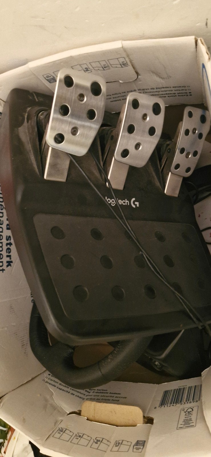 Foto 3 van Logitech racestuur met pedalen voor Xbox