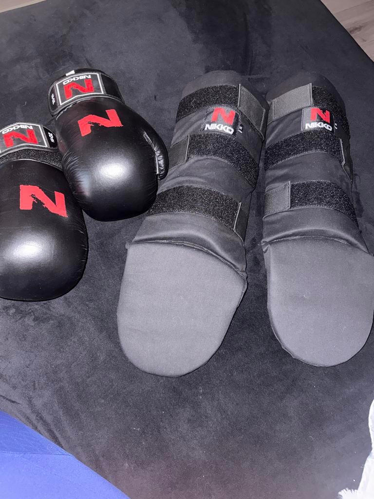 Nikko Boksset: Bokshandschoenen en Voetbeschermers, Ophalen of Verzenden, Zo goed als nieuw, Bokshandschoenen