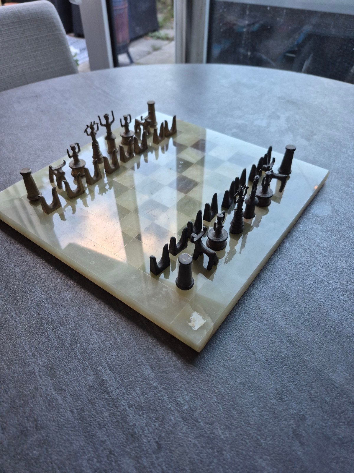 Uniek schaakspel met marmeren bord en metalen stukken, Hobby en Vrije tijd, Een of twee spelers, Ophalen, Gebruikt