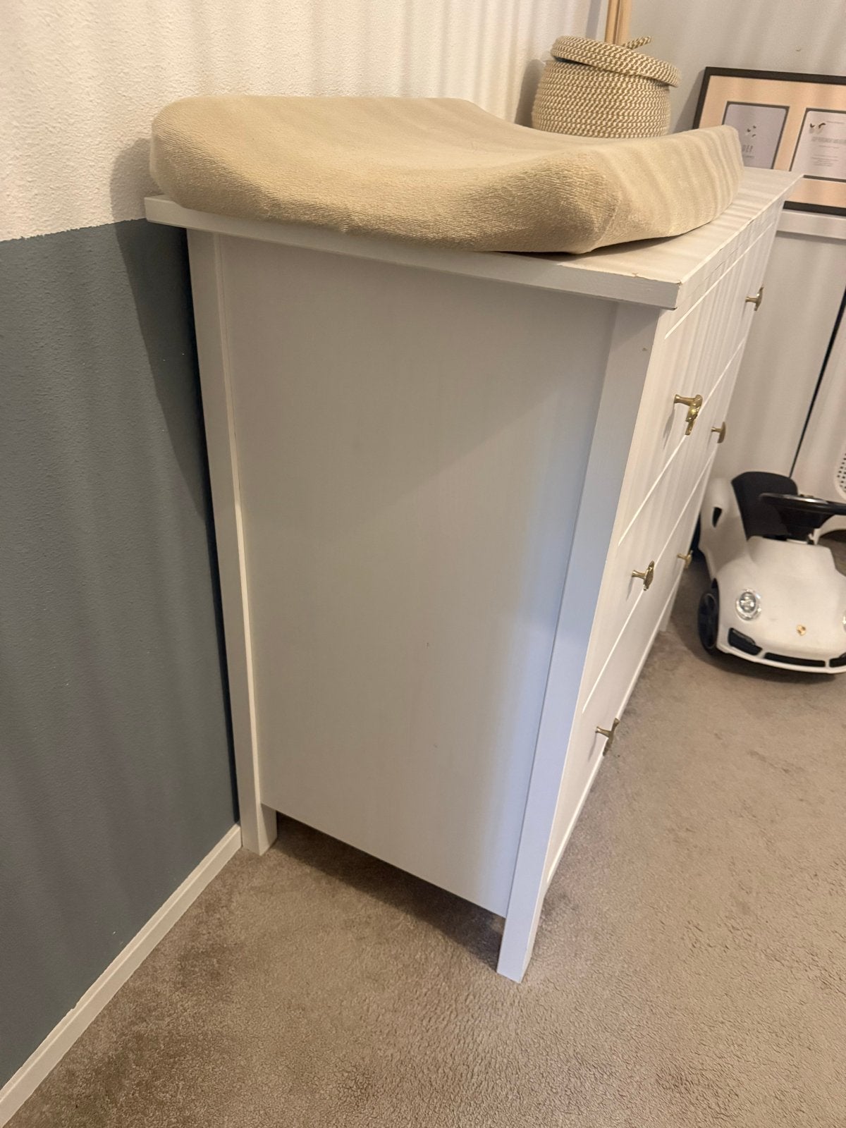 Witte commode met 3 lades en gouden knoppen, Kinderen en Baby's, Kinderkamer | Commodes en Kasten, Ophalen, Gebruikt, 50 tot 70 cm