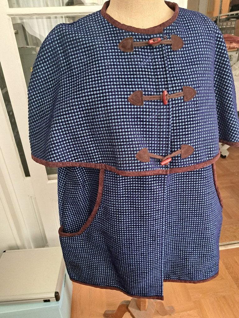 Cape model Sherlock Holmes maat M (man) of L (vrouw) + muts, Ophalen, Zo goed als nieuw, Overige maten, Kleding