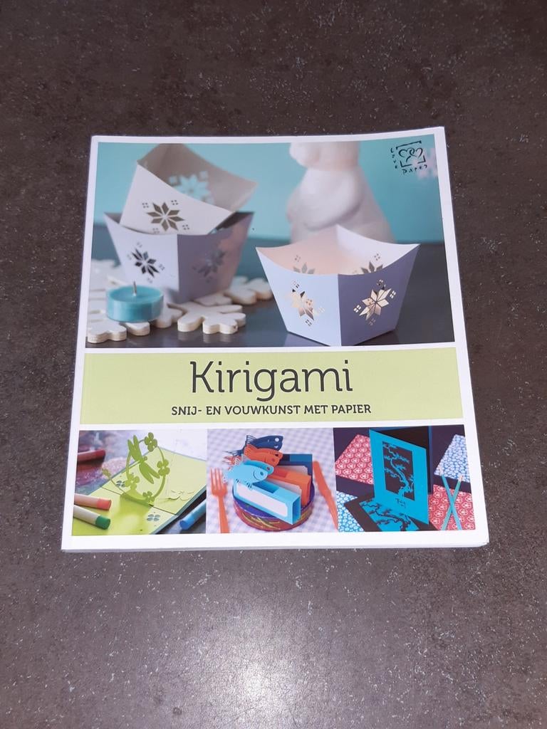 Kirigami zgan snij en vouw kunst met papier, Ophalen of Verzenden, Zo goed als nieuw