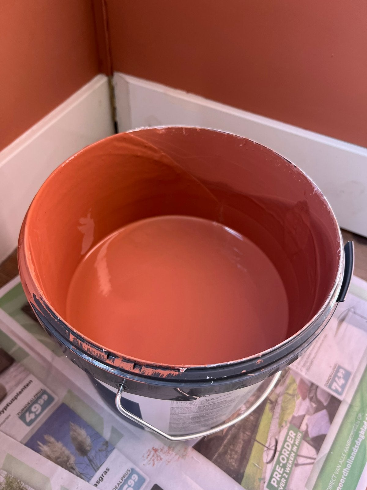 Ca. 2 liter muurverf - warme terrakleur, Ophalen, Zo goed als nieuw, Wit