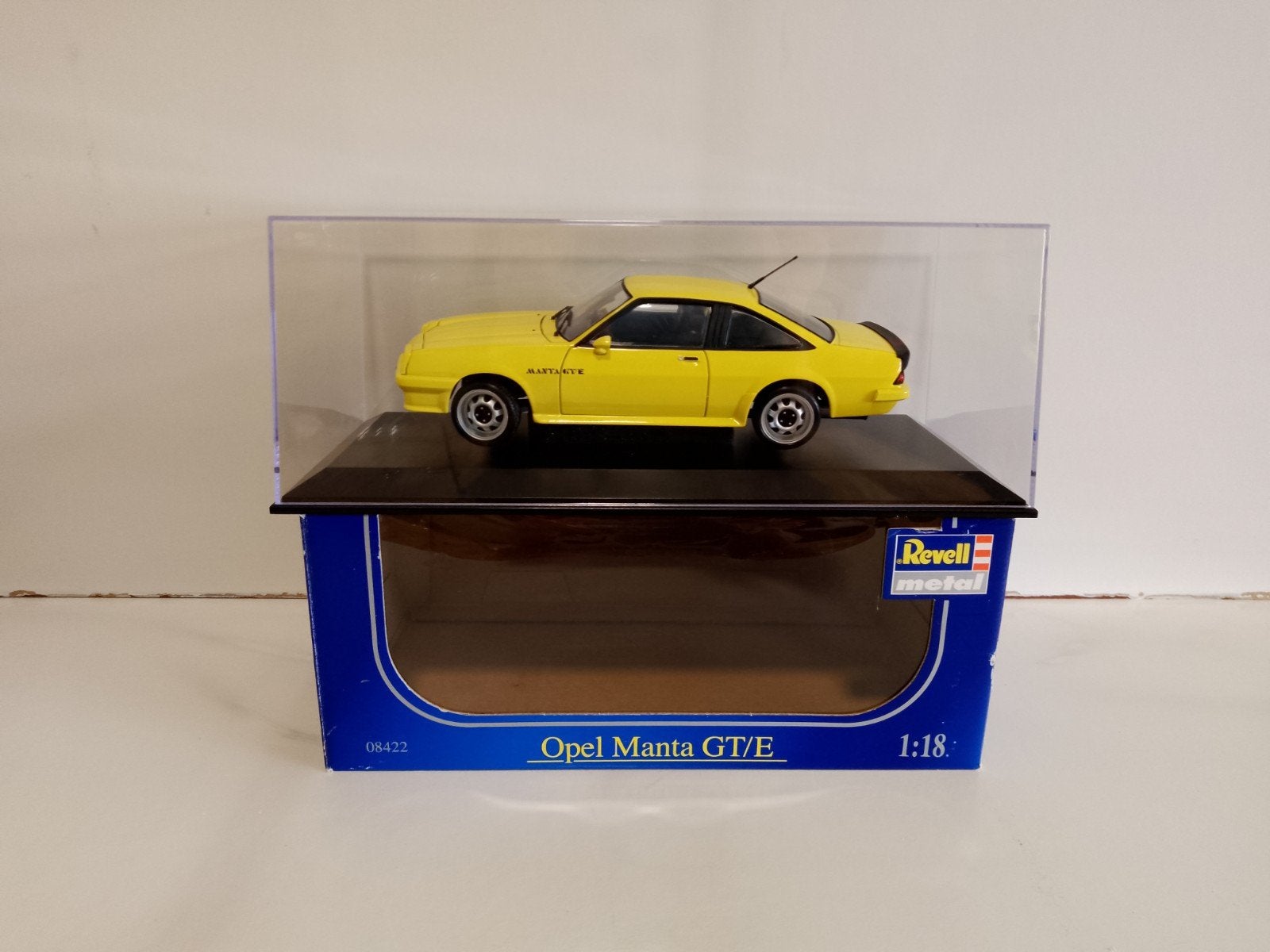 Revell - Opel Manta GTE  1:18 + showcase, Ophalen of Verzenden, Zo goed als nieuw, Auto, Revell