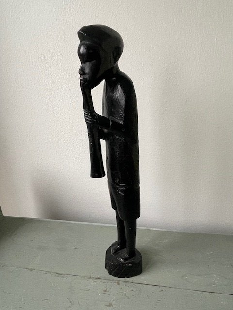 Vintage Afrikaans beeld hout Man spelend op een fluit Zwart, Antiek en Kunst, Afrika, Handgemaakt, 23 cm, Zwart