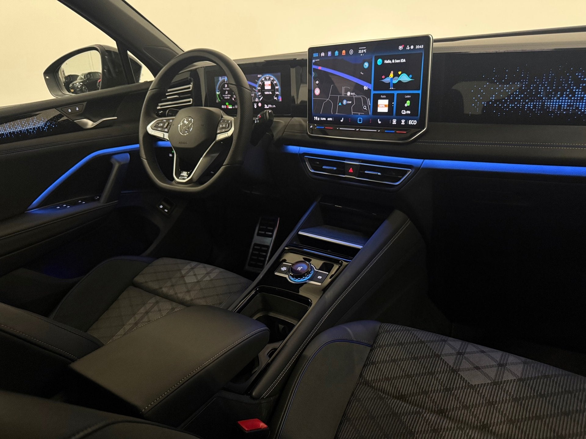 Volkswagen Tiguan 1.5 eHybrid R-Line Black Style Pano 360 Ma, Auto's, Dealer onderhouden, Zwart, 4 cilinders, Met garantie (alle)