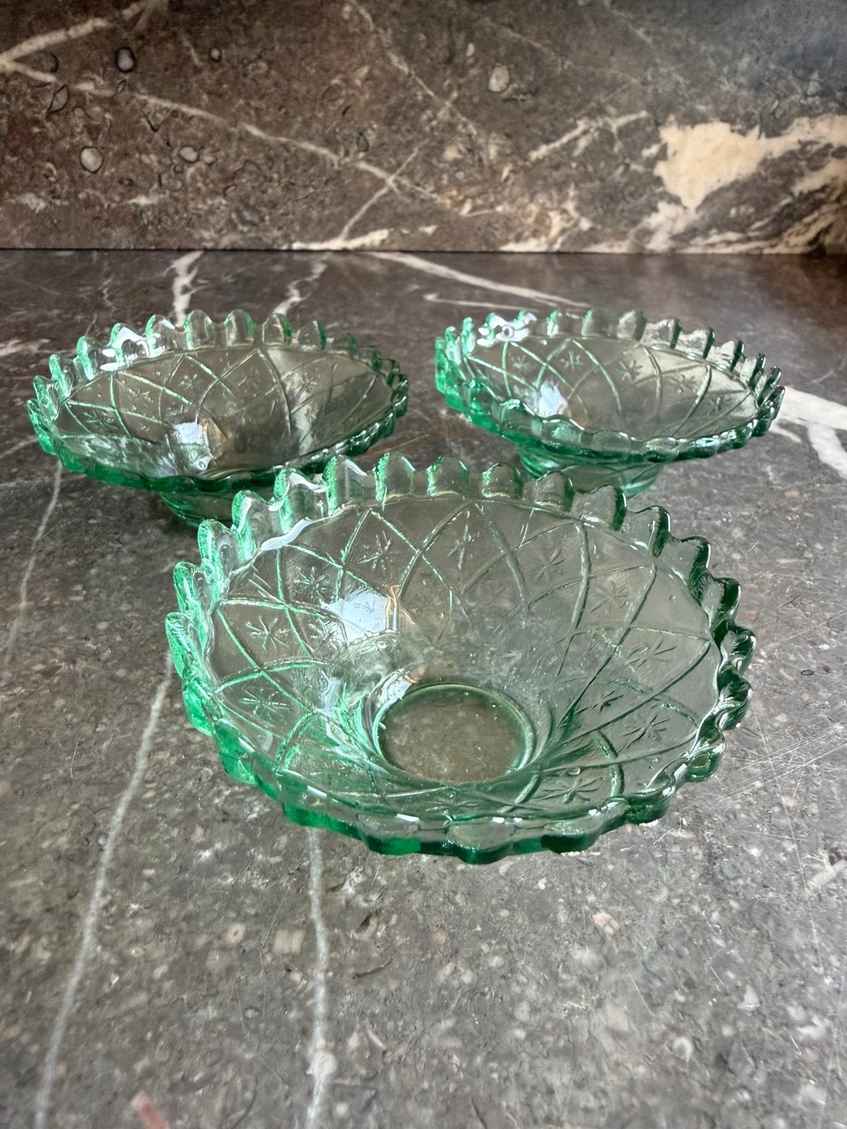 Set van 3 vintage groene glazen schaaltjes | Retro persglas, Schaal, Rond, Geribbeld, Ophalen of Verzenden