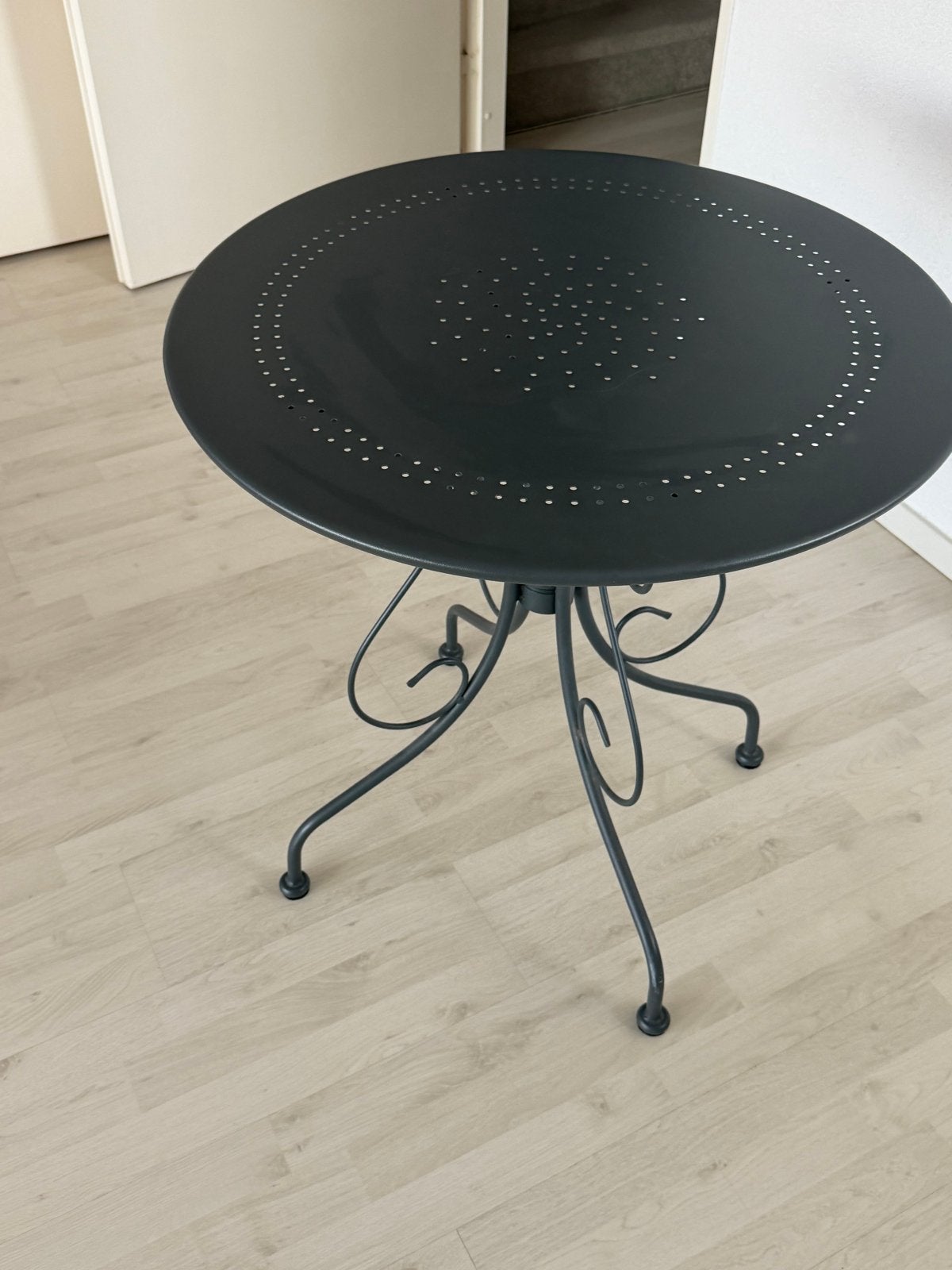 Metalen bistrotafel, rond, donkergrijs, Ophalen of Verzenden, Gebruikt, Rond, Metaal