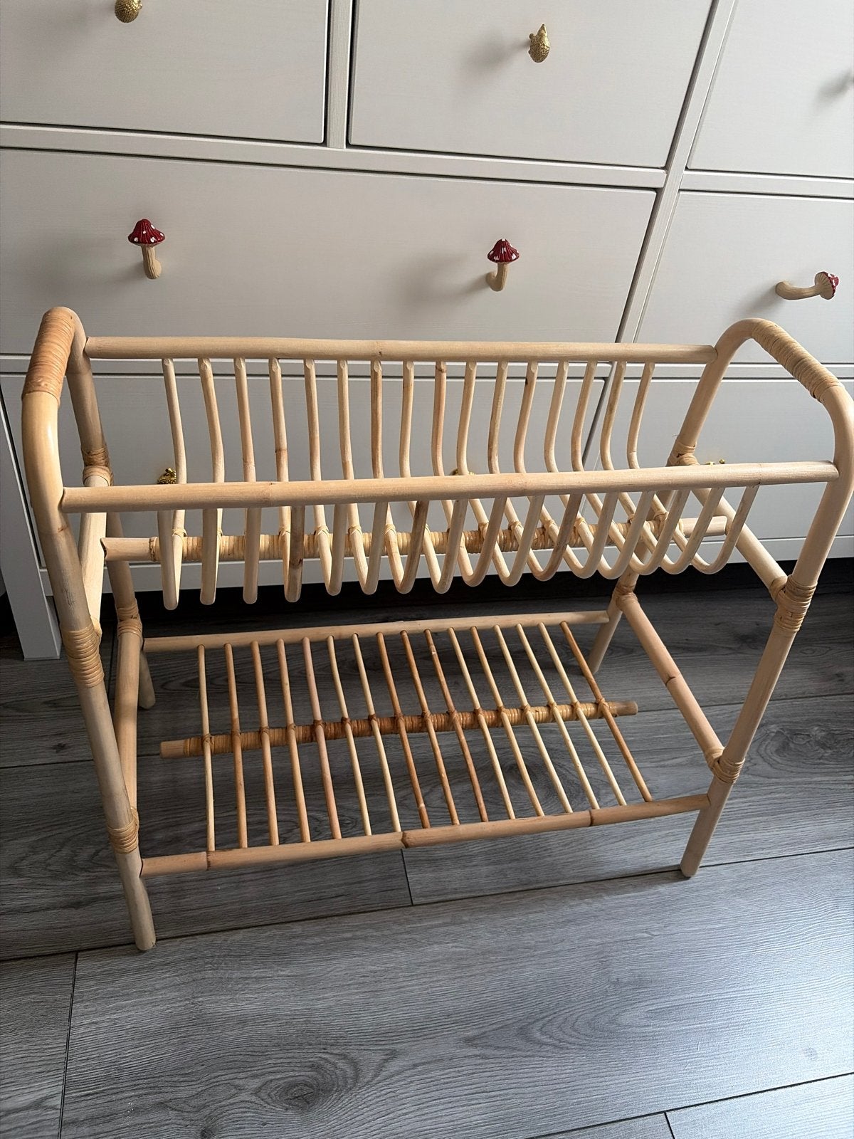 Rotan rek met twee niveaus, Huis en Inrichting, Woonaccessoires | Krantenbakken en Lectuurbakken, Ophalen, Meerdere vakken, Natuurlijk materiaal