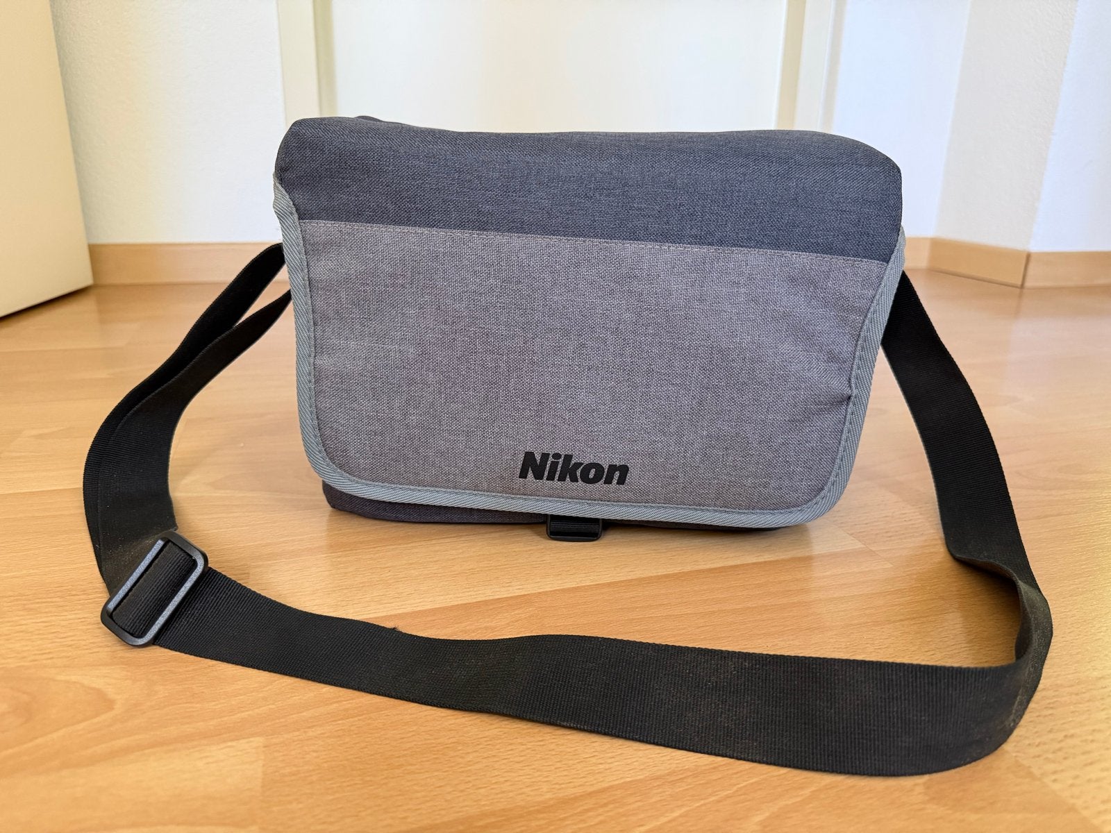 Originele Nikon cameratas - Grijs/Zwart  In nieuwstaat !, Audio, Tv en Foto, Gevoerd, Ophalen of Verzenden, Zo goed als nieuw
