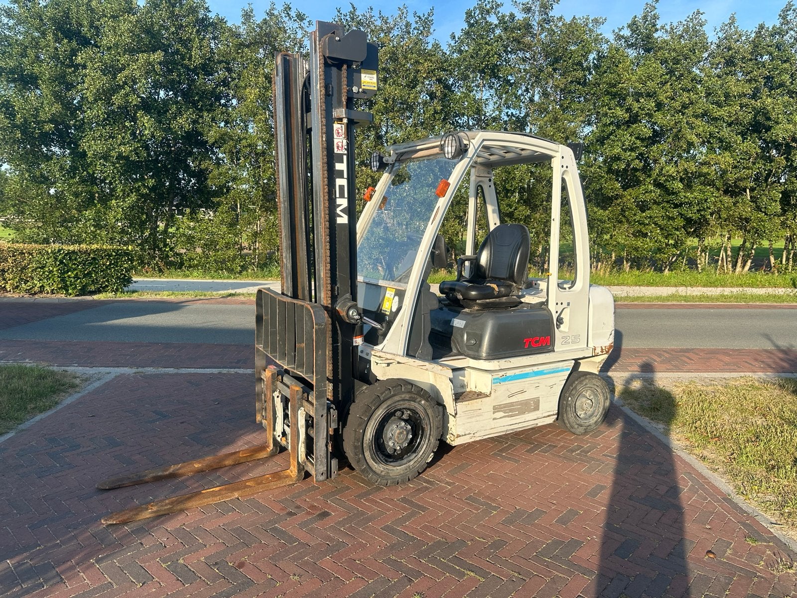 TCM Heftruck 2.5 ton met CAM vorkenversteller - 2500 uur, Zakelijke goederen, Machines en Bouw | Heftrucks en Intern transport