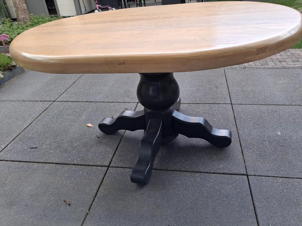 Ovale eiken tafel met robuuste zwarte bolpoot, Ophalen, 100 tot 150 cm, Eikenhout, Vijf personen of meer