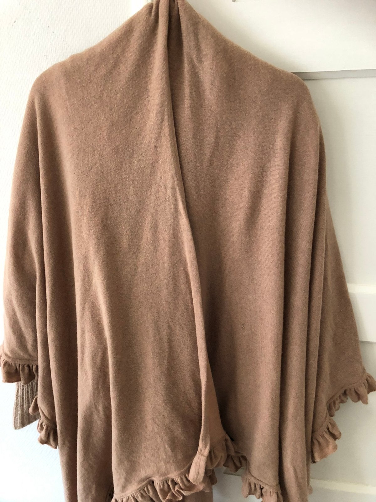 Te koop: grote wollen poncho, camel, maat L, Ophalen of Verzenden, Zo goed als nieuw, Maat 38/40 (M), Bruin