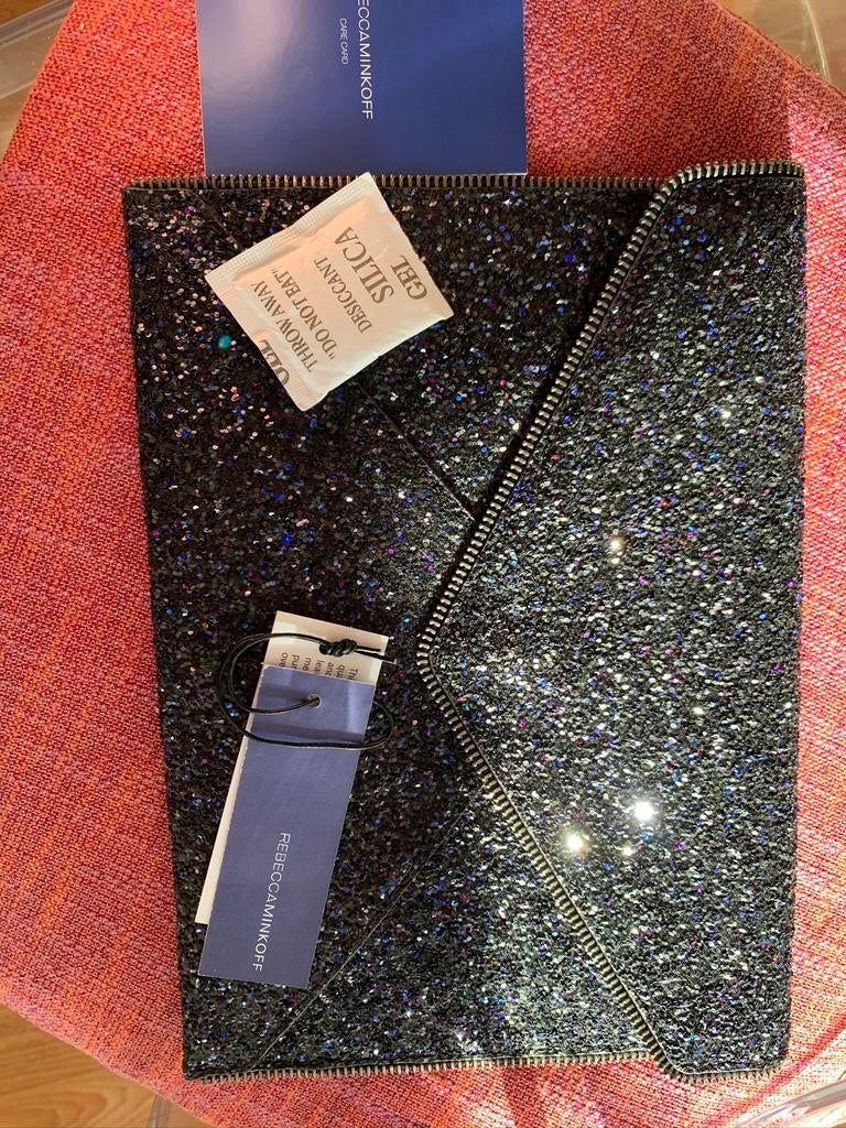 Nieuw seizoen Rebecca Minkoff Leo Clutch Black met Glitters, Sieraden, Tassen en Uiterlijk, Tassen | Damestassen, Ophalen of Verzenden