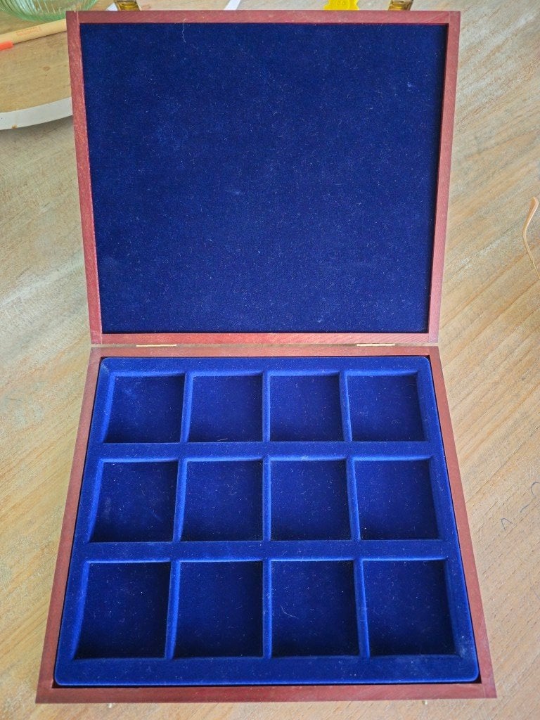 Muntenbox fluweel ingelegd voor grote munten in Mahonie box, Ophalen of Verzenden