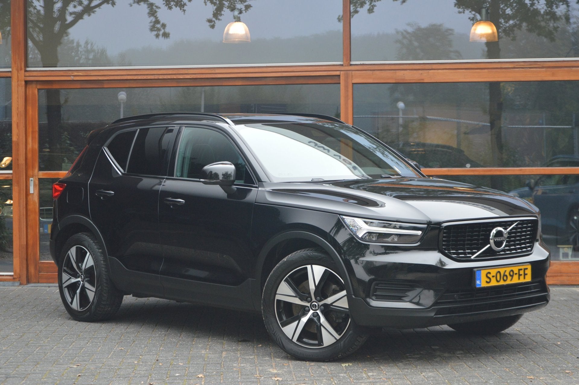 Volvo XC40 T5 Hybride Plus Dark | SOH 90% | Trekhaak | Camer, Auto's, Dealer onderhouden, Zwart, Plug-in hybride, Bedrijf