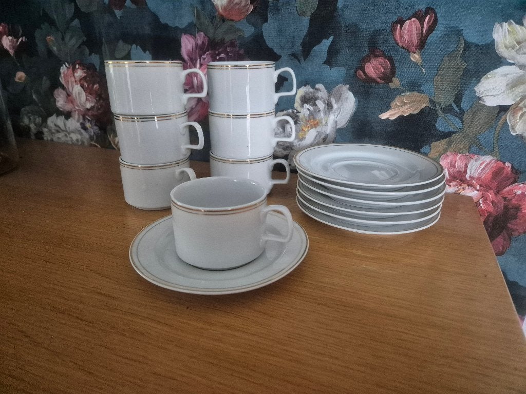 7 kop en schotel met gouden rand, Ophalen of Verzenden, Zo goed als nieuw, Overige stijlen, Kop(pen) en/of Schotel(s)