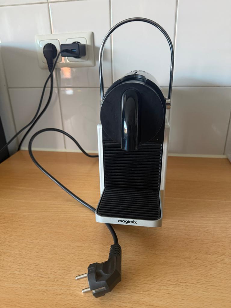 Nespresso apparaat (6 maanden oud) + koffiecups, Ophalen, Zo goed als nieuw, Espresso apparaat, Koffiepads en cups