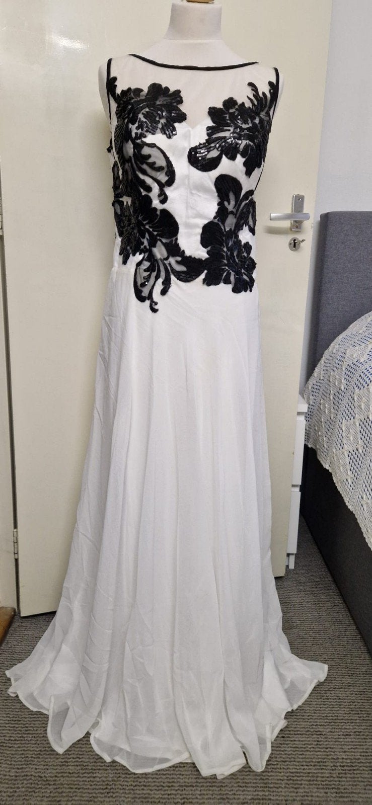 Zwart/witte jurk in maat 40, Kleding | Dames, Maat 38/40 (M), Galajurk, Wit, Ophalen of Verzenden