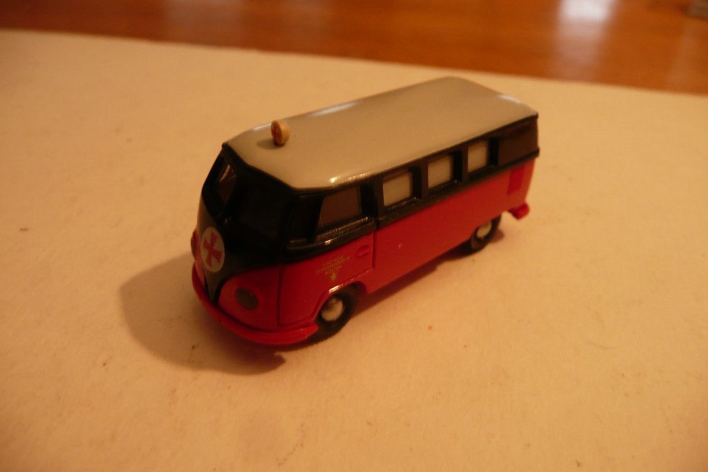 HO spoor Brekina 3176 ambulance  VW T1 brandweer München, Hobby en Vrije tijd, Ophalen of Verzenden, Zo goed als nieuw, Bus of Vrachtwagen