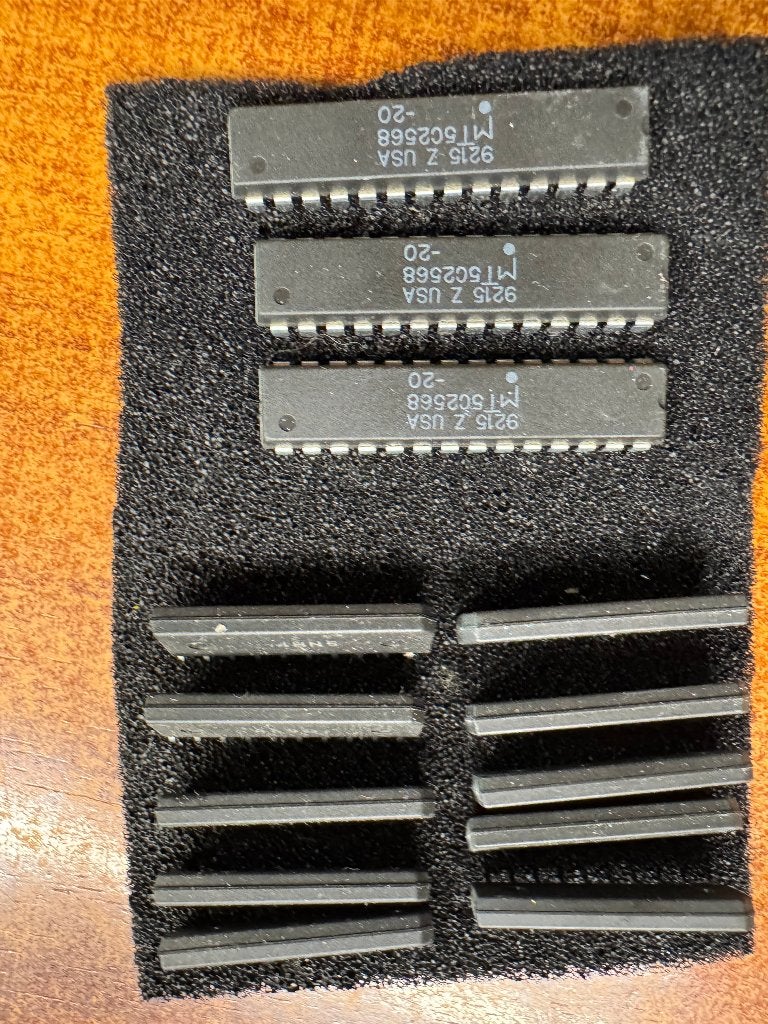 Geïntegreerde schakelingen (chips) - MT5C2568, Boeken, Ophalen of Verzenden, Nieuw, Hardware