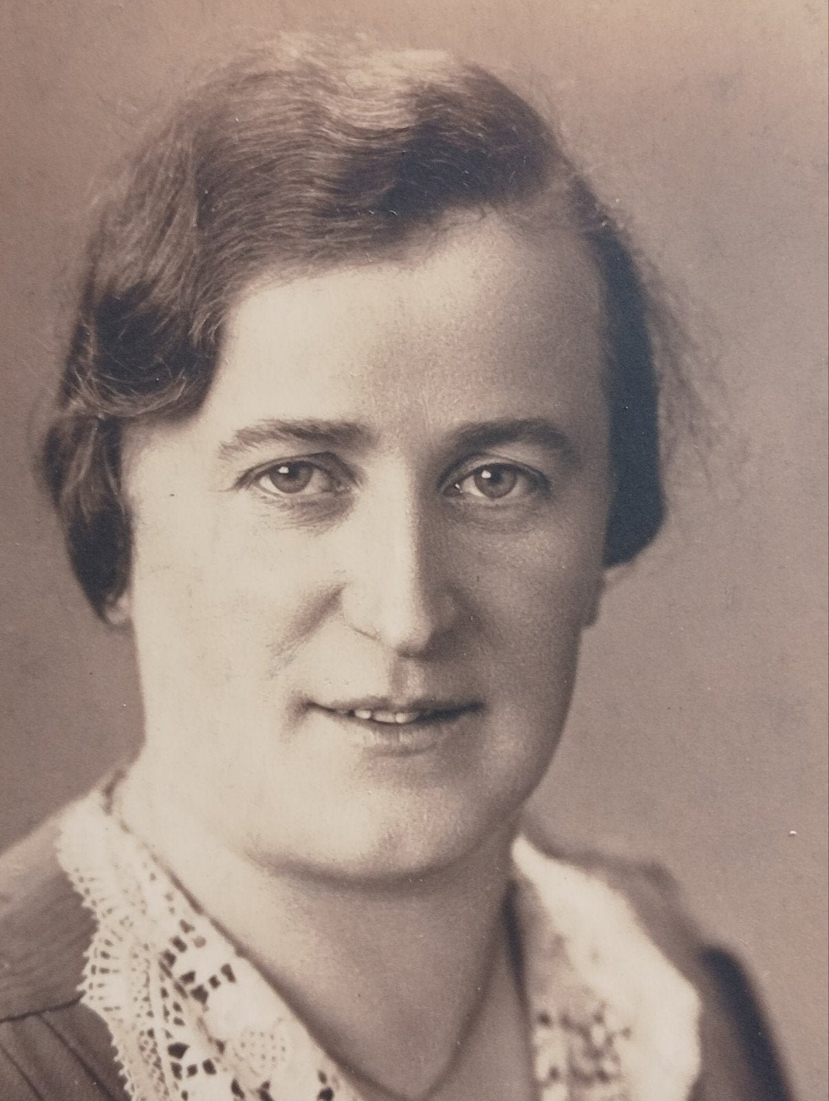 Fotokaart begin 20e eeuw portret van een Vrouw, Verzamelen, Ophalen of Verzenden, Voor 1940, Gebruikt