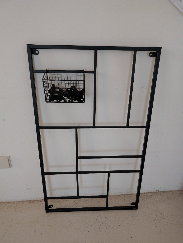 Zwart metalen wandrek met mandje - Industrieel design, Huis en Inrichting, Ophalen, Metaal, Industrieel, Zwart