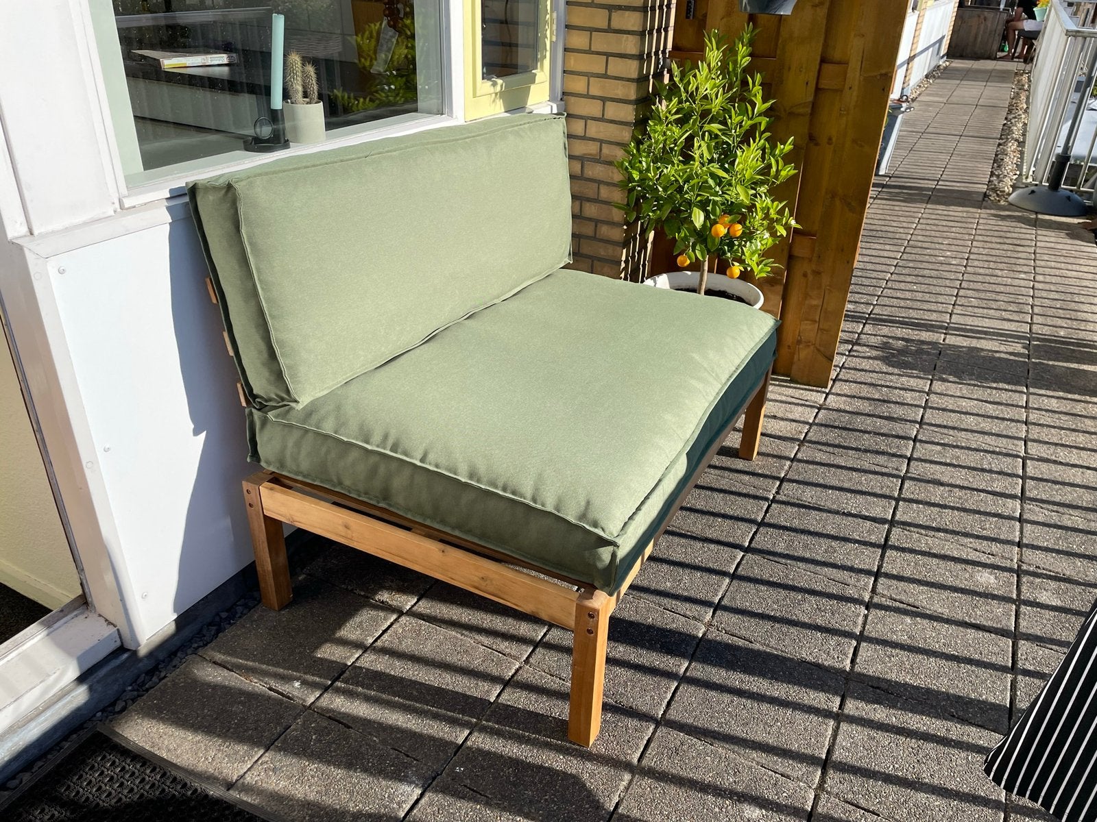 Loungebank inclusief groene kussens, Gebruikt, Bank, Hout, Ophalen