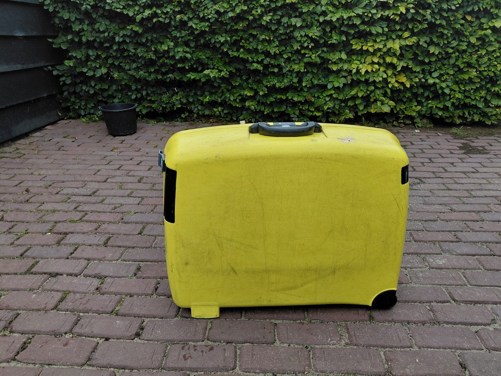 Gele Delsey koffer met wieltjes en slot, Ophalen, Gebruikt, 50 tot 60 cm, Hard kunststof