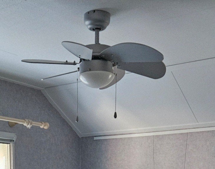 Goedwerkende plafondlamp met ventilator, Ophalen
