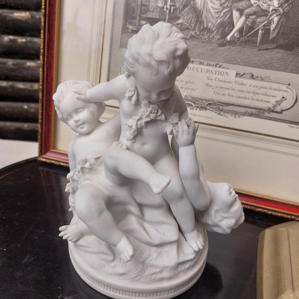 beeld van biscuit door Unterweissbach, 3 spelende putti, Antiek en Kunst, Antiek | Porselein, Ophalen of Verzenden
