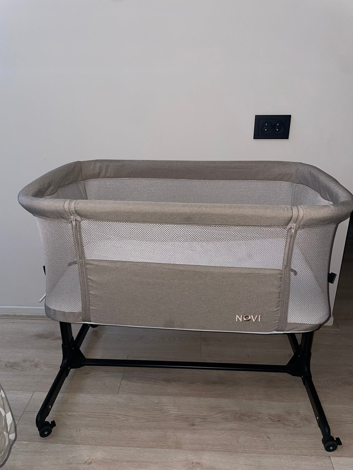 Co-Sleeper Novi Amy Air+ Taupe, Ophalen, Zo goed als nieuw, Wieg