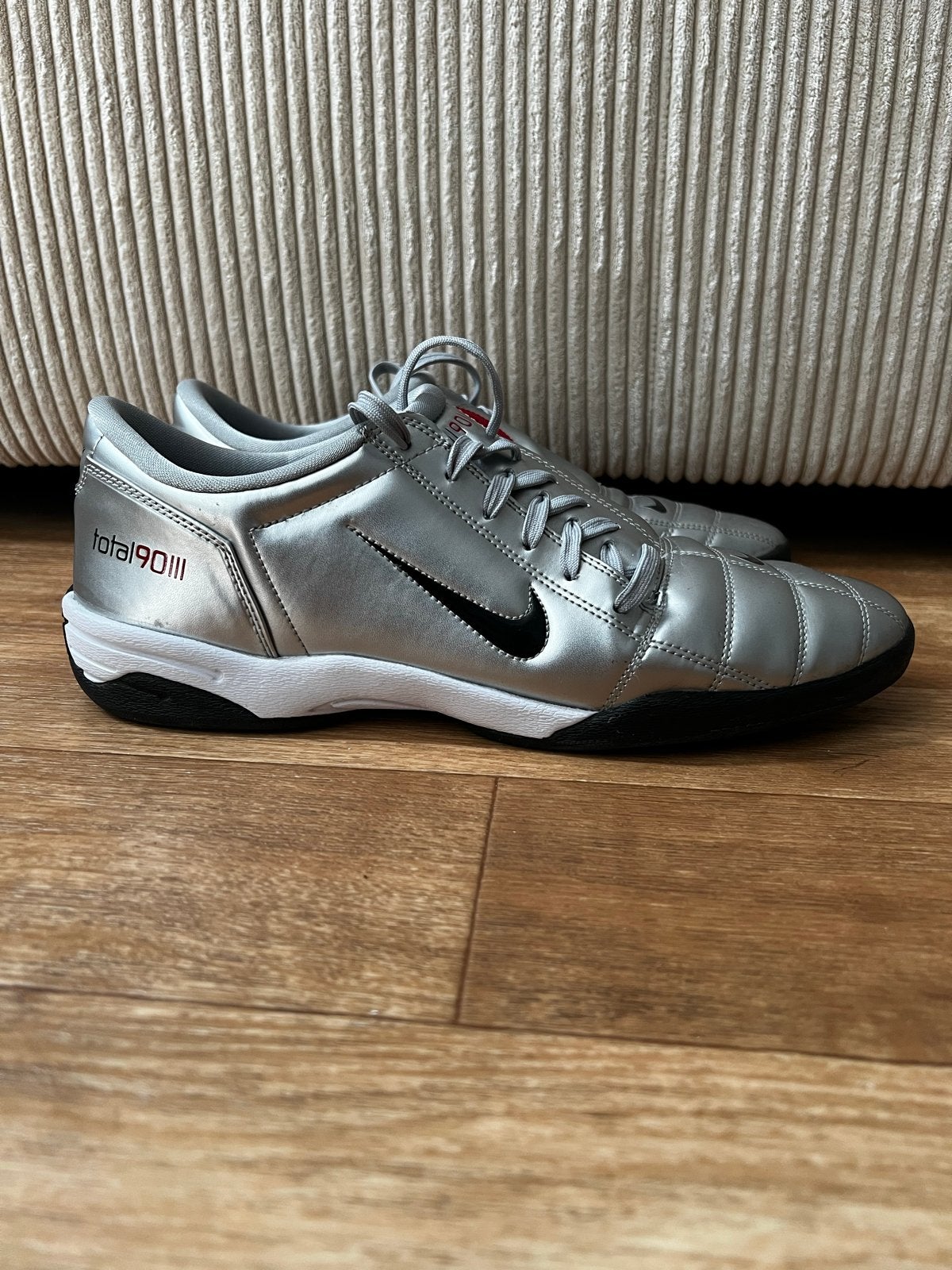 Nike Total 90 III Zaalvoetbalschoenen Zilver/Rood (45.5), Maat XS of kleiner, Ophalen of Verzenden, Gebruikt, Schoenen