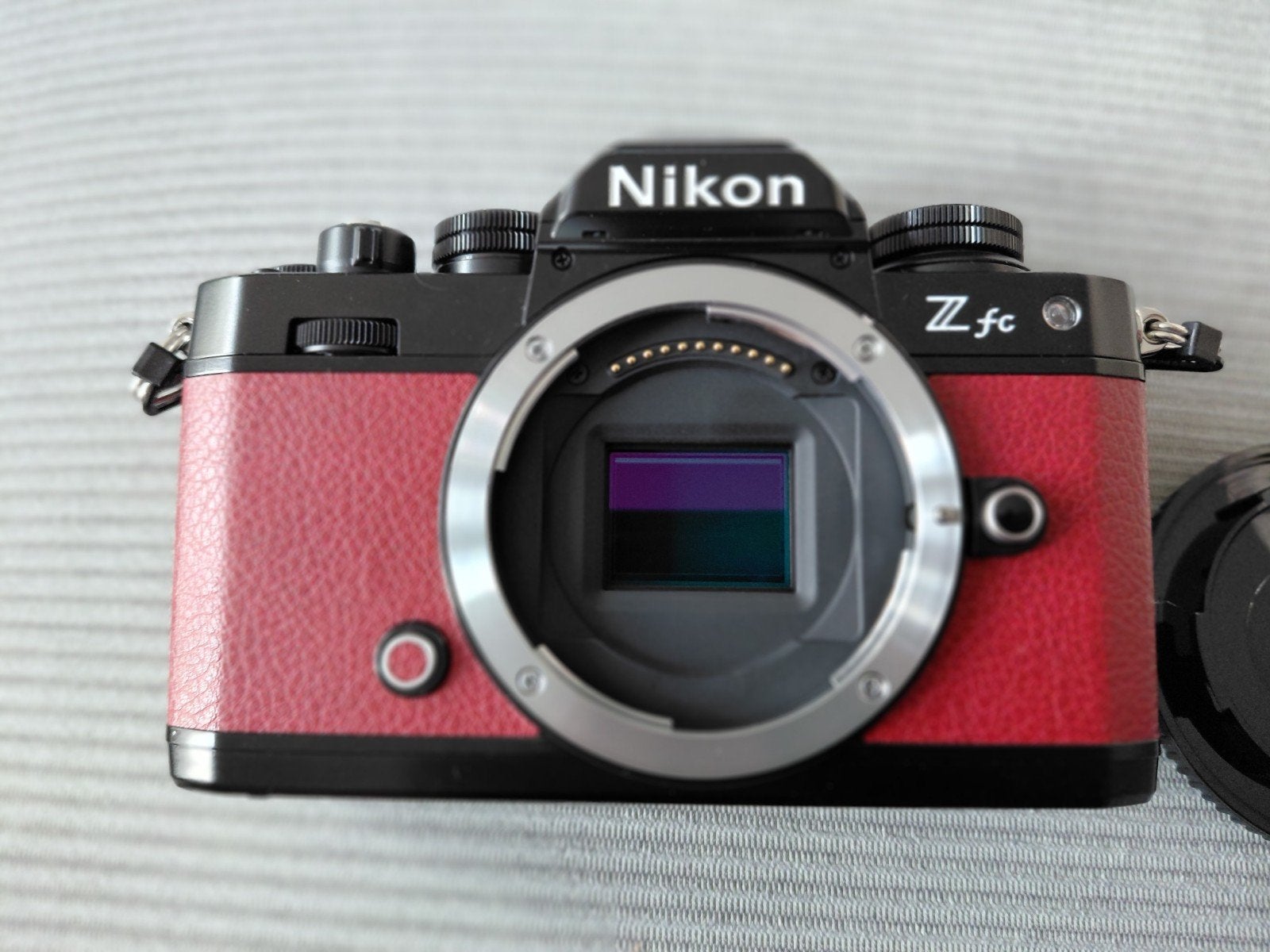 Nikon Z fc Systeemcamera - Rood/Zwart - Zo goed als nieuw, Accu, Ophalen of Verzenden, Zo goed als nieuw, Nikon