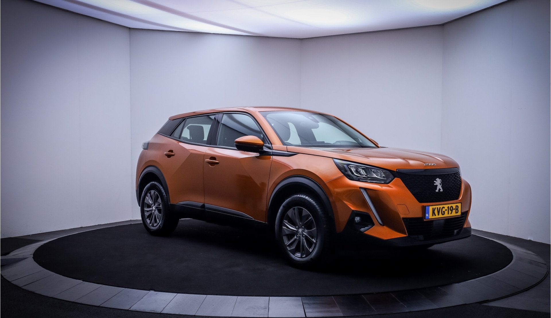 Peugeot 2008 1.2T 130Pk NAVI | CARPLAY | 360 CAMERA | STOEL., Dealer onderhouden, Stof, Gebruikt, Zwart