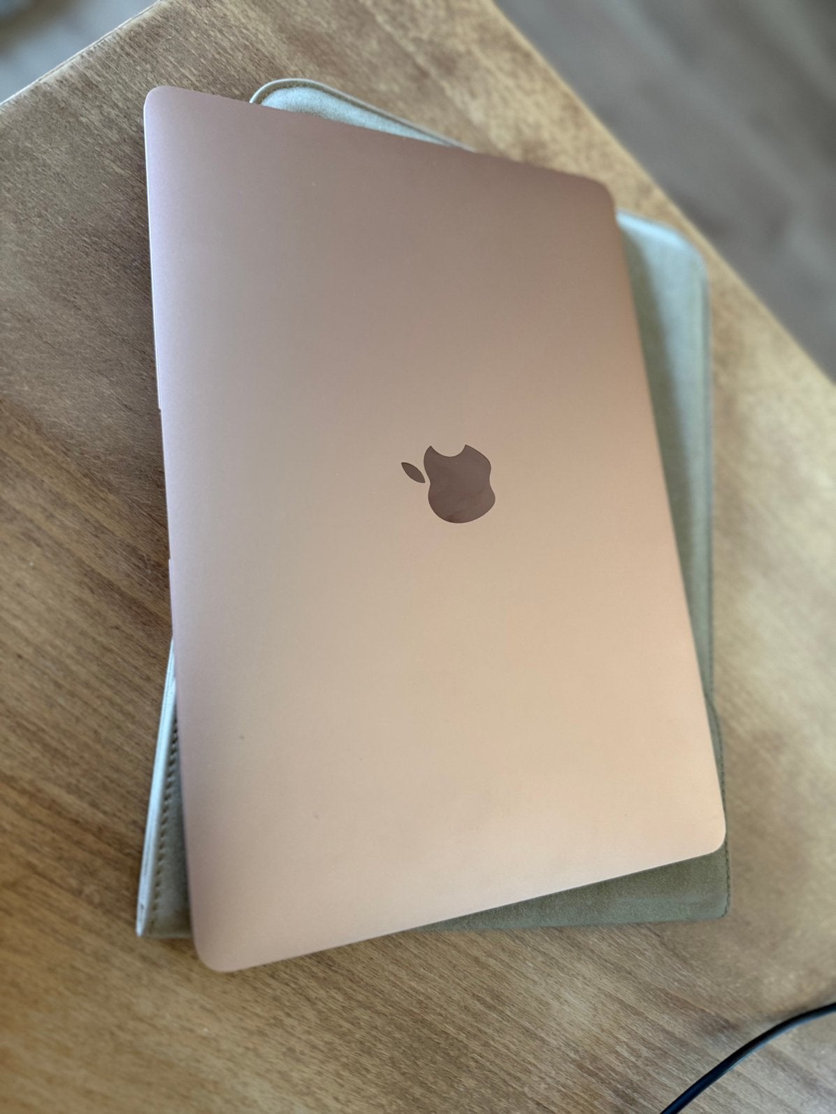Foto 3 van MacBook air 13” rose - NIEUWSTAAT (17 laadcycli / Accu 100%)