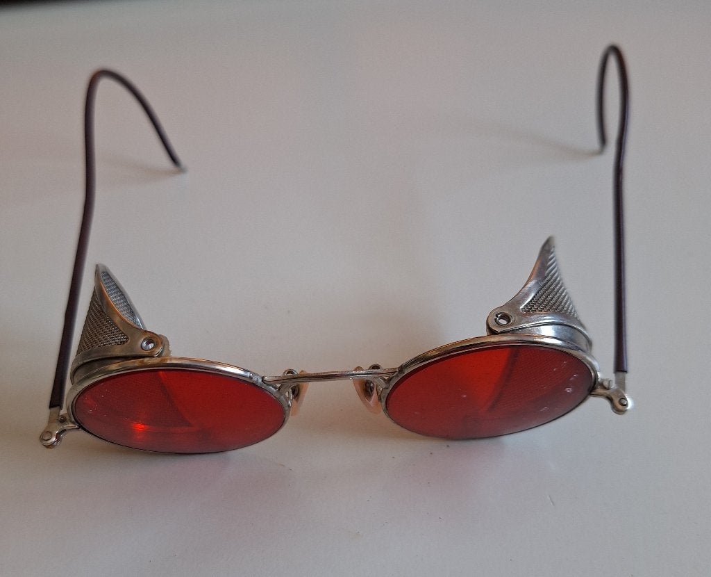 WWII Rochester Optical Red Lens Gunner Glasses met case, Verzamelen, Militaria | Tweede Wereldoorlog, Ophalen of Verzenden, Overige soorten