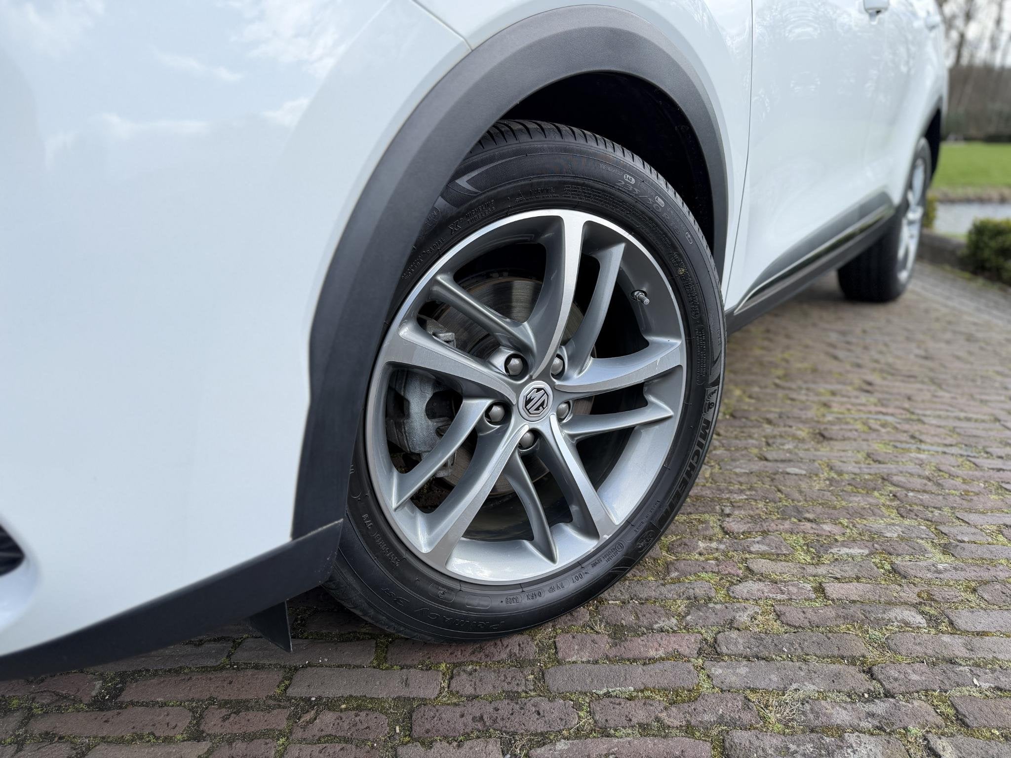 MG EHS 1.5 TGDI Luxury PHEV | Pano | Leder | 360 Camera |, Auto's, Gebruikt, 4 cilinders, 258 pk, Wit