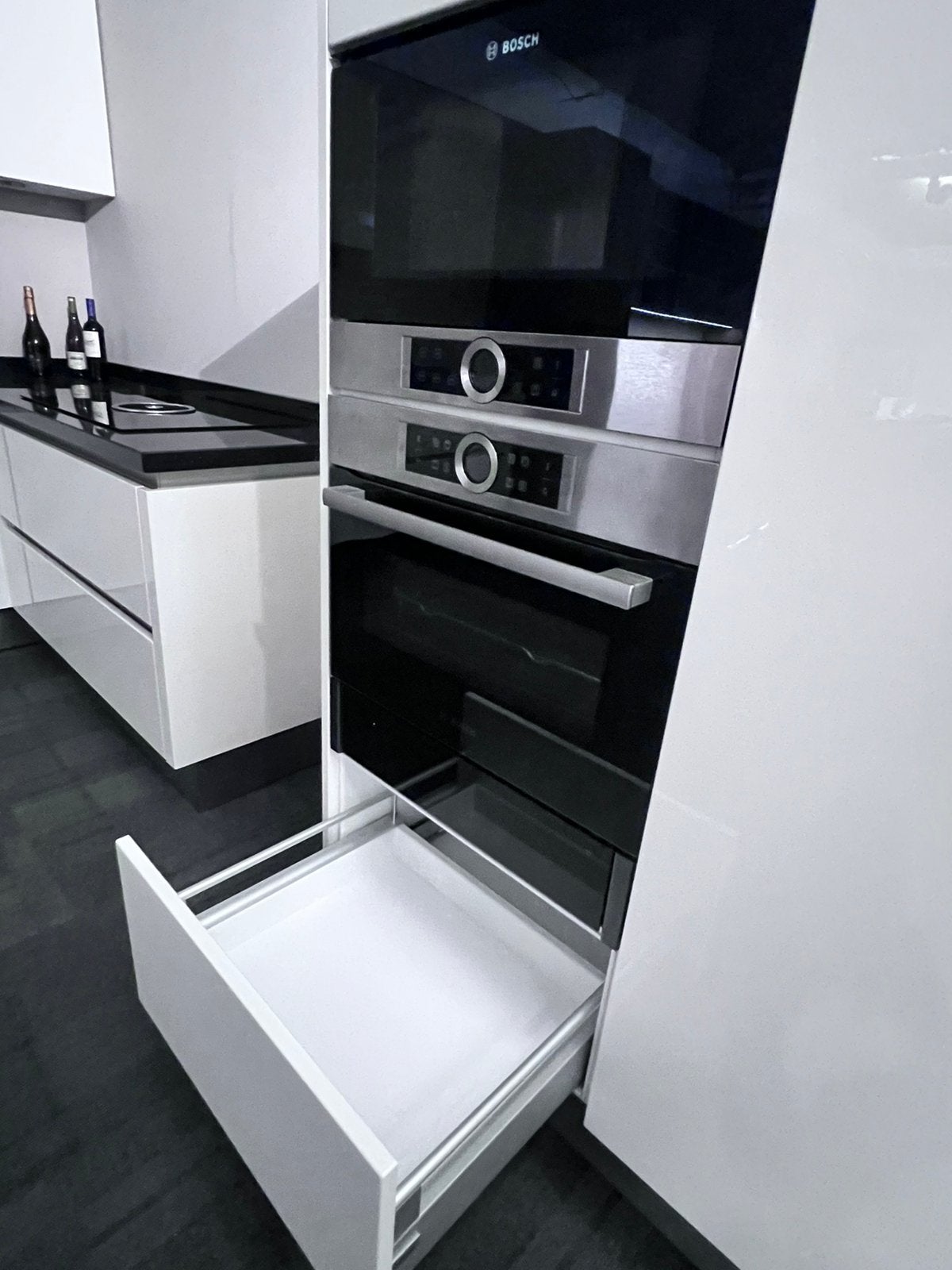Foto 5 van Puntgave Siematic keuken met bora en zwart granieten blad.