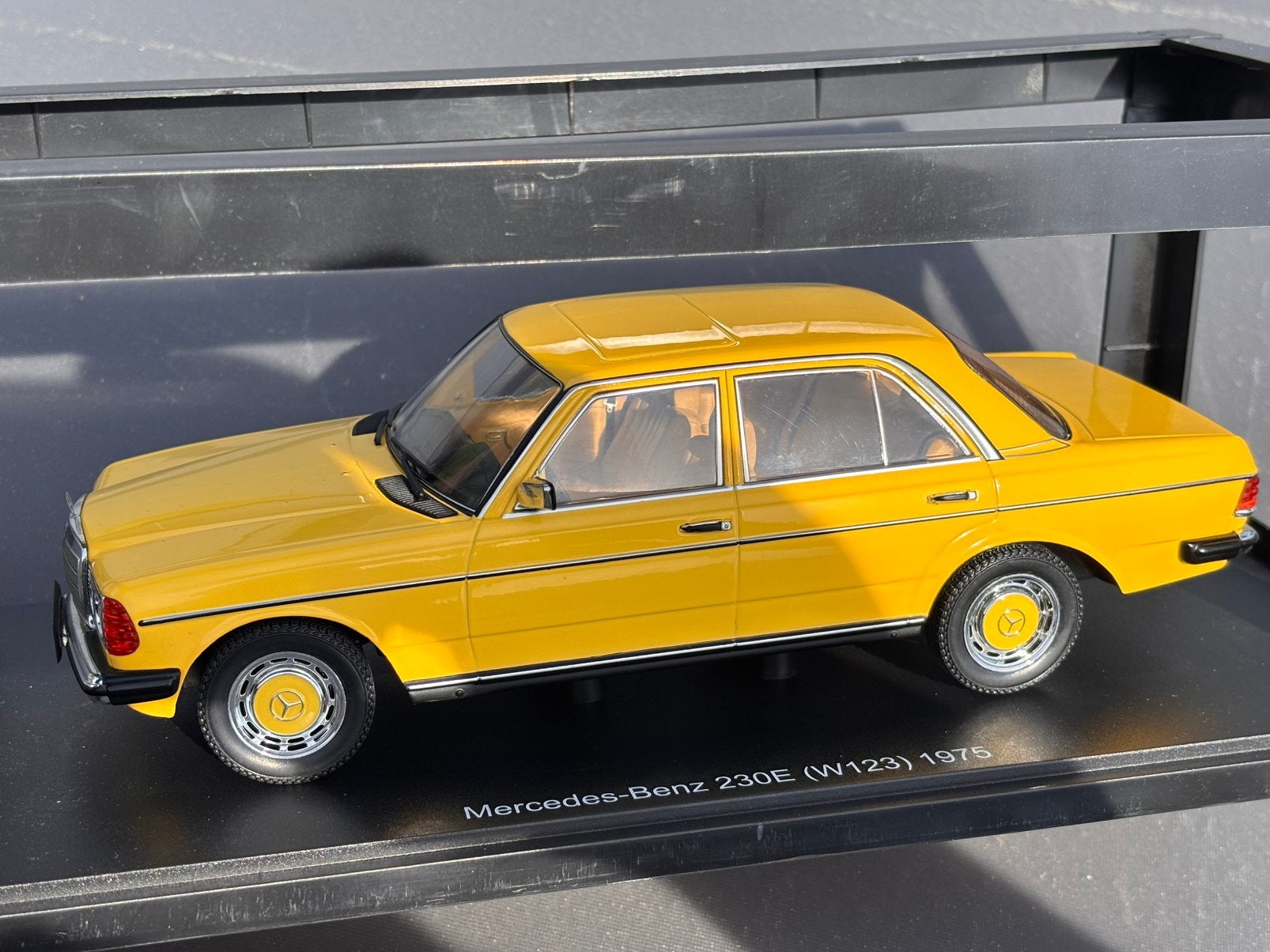 Mercedes-Benz 230E geel KK 1:18 NIEUW ! C4F, Overige merken, KK, ., Nieuw