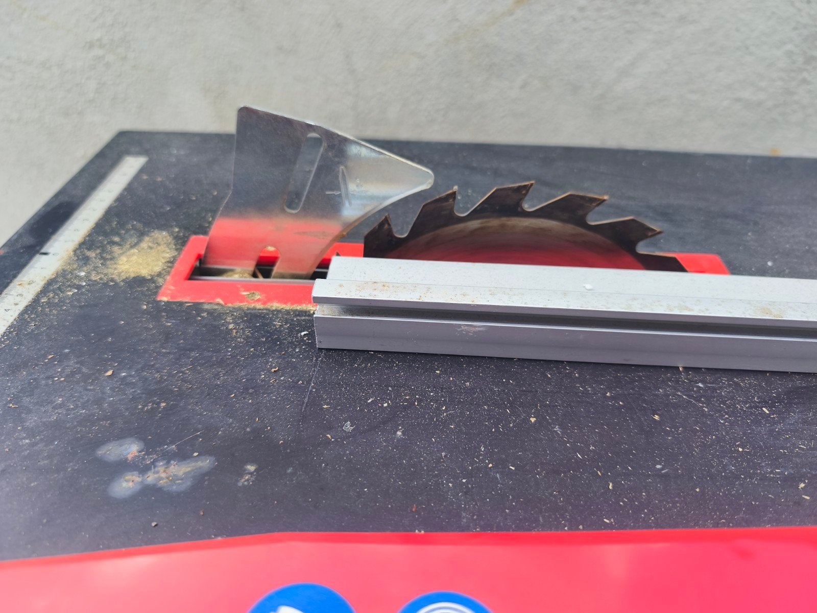 Kinzo Cirkelzaag 720W - Compact en Krachtig, Doe-het-zelf en Verbouw, Gereedschap | Zaagmachines, Ophalen, Gebruikt, Cirkelzaag