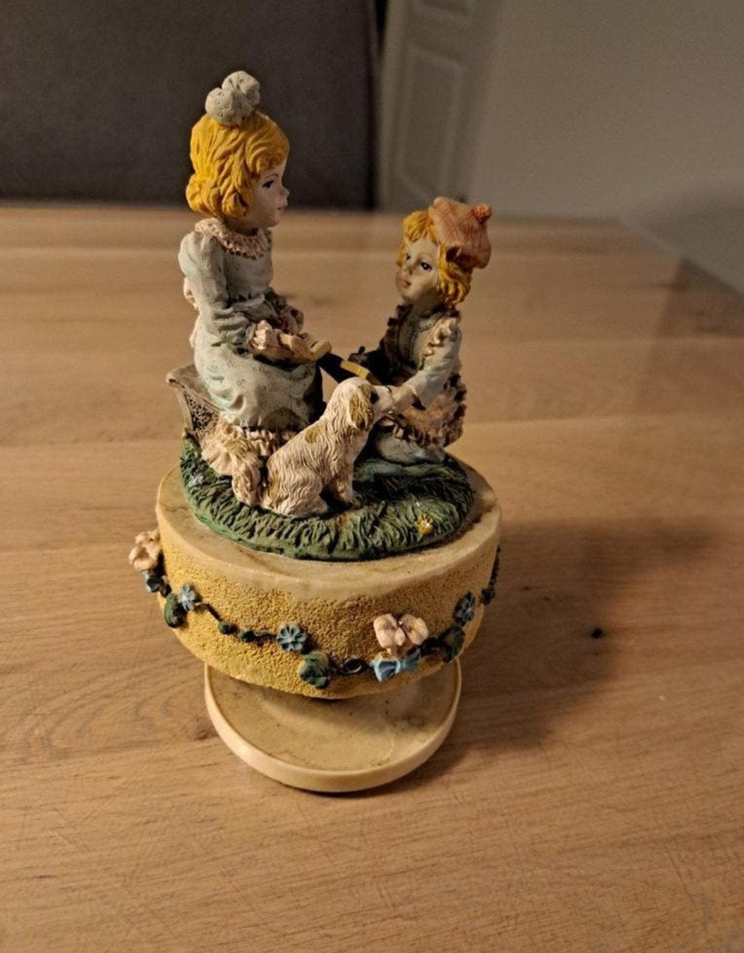 Schattig muziekdoosje met beeldje twee meisjes met hond, Ophalen of Verzenden, Gebruikt