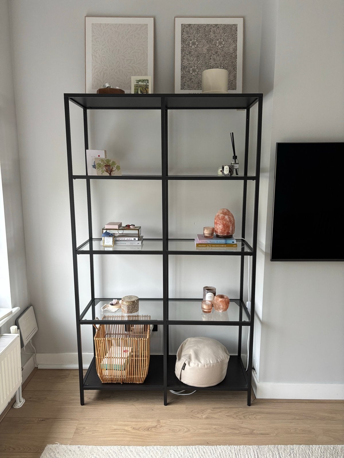 IKEA VITTSJÖ Stellingkast zwartbruin/glas, Ophalen of Verzenden, Zo goed als nieuw