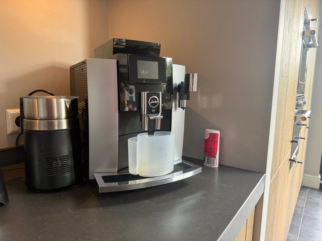 Jura E8 Touch Espressomachine Platina, Witgoed en Apparatuur, Koffiezetapparaten, Ophalen, Afneembaar waterreservoir, Gebruikt