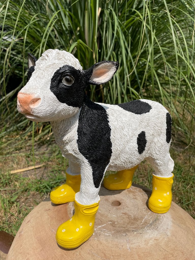 Kalf koe Geel laarsjes tuin boerderij kado 30cm, Ophalen of Verzenden, Nieuw, Kunststof, Dierenbeeld